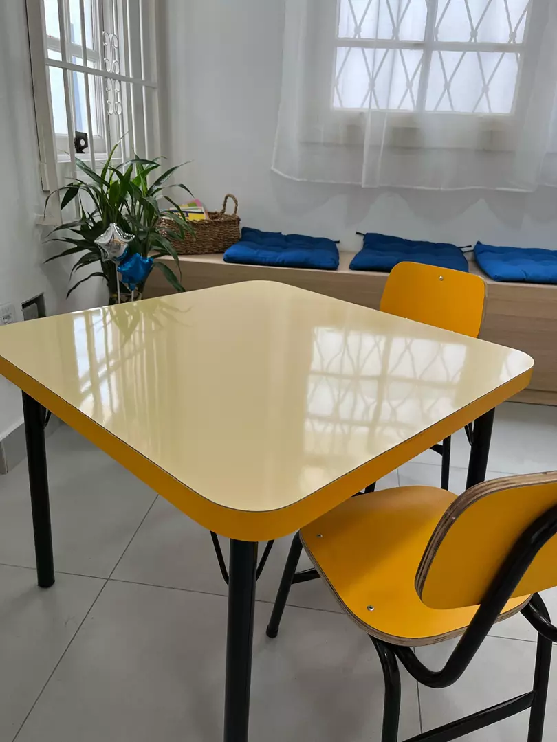 Mesa e duas cadeiras fabricado em material MDF.  Tampo da mesa na parte superior revestido em fórmica branco brilho